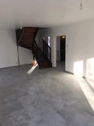Pose de carrelage de sols avec des artisans  
